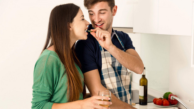 Studien zeigen, dass glückliche Paare im Schnitt mehr wiegen als Singles.
