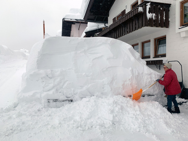 Teilweise mussten die Autos unter den Schneemassen erahnt werden.