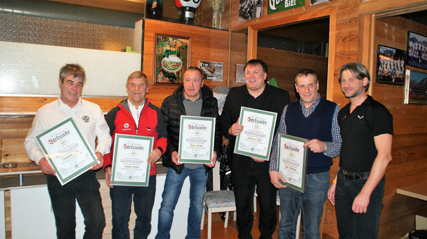 Stolz auf 40 Jahre Mitgliedschaft bei der Bergrettung Matrei sind der scheidende Ortsstellenleiter Raimund Köll, Johann Egger, Hans Steiner, Bürgermeister Andreas Köll und Karl Mullitzer (v.l.). Bruno Berloffa (r.) gratulierte im Namen der Landesleitung.