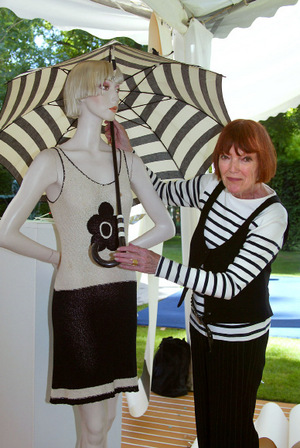 Mary Quant 2004 in Paris. Der von ihr kreierte Mini-Rock wurde über die Jahrzehnte abgewandelt, ist aber nach wie vor aktuell.