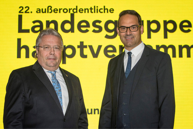 Walser (r.) rückt bewusst einen Schritt zur Seite – weg von Hörl.