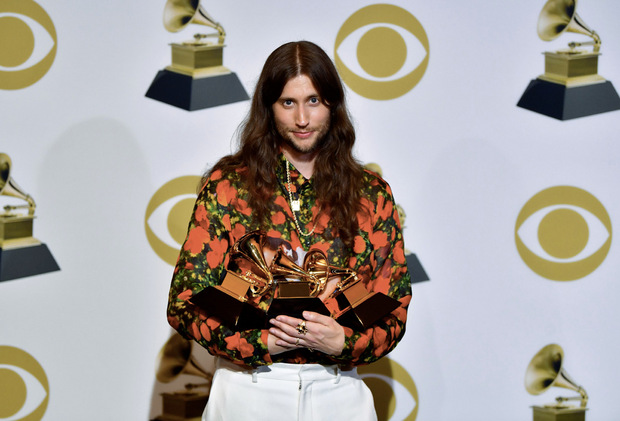 Der schwedische Komponist Ludwig Göransson mit seinen Awards (er ging als Gewinner der Kategorie "Beste Aufnahme" für "This Is America" von Childish Gambino hervor).