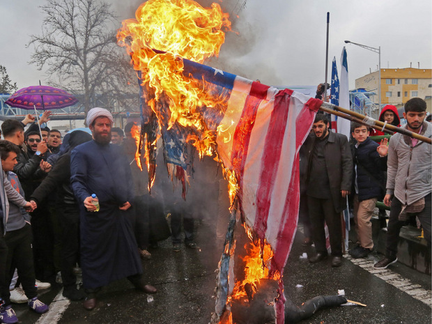 Auch ein Teil der Feierlichkeiten: Iraner verbrennen Flaggen von den USA und Israel.