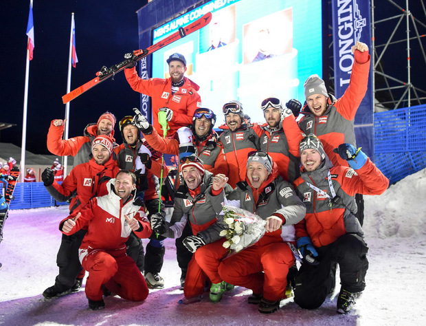 Das ÖSV-Team feierte Marco Schwarz. Es war die dritte Medaille für Österreich bei der WM in Aare.