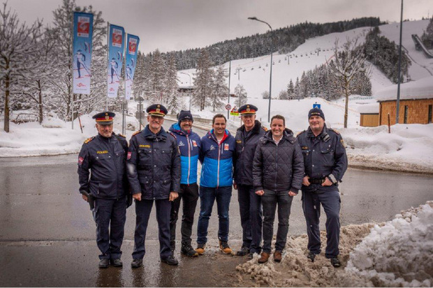 Die Sicherheitsverantwortlichen machten sich ein Bild der Lage, v. l.: Erich Lettenbichler, Edelbert Kohler, BM Werner Frießer, Christian Scherer (Direktor der Organisation), Gerhard Niederwieser und Josef Schreier (BH).