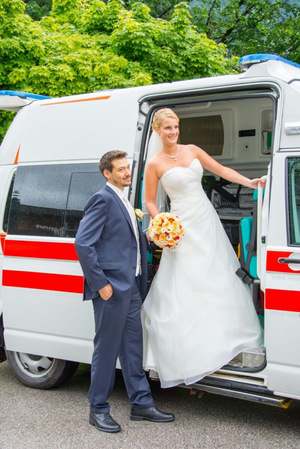 Die Bitterlichs wurden bei ihrer Hochzeit 2015 standesgemäß im Rettungsauto zur Kirche gebracht. Sie erwarten im Mai ihr zweites Kind.
