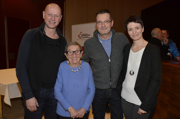Berta Teissl mit Eva-Maria und Klaus Hueber, die von Servus-TV gefilmt wurden.