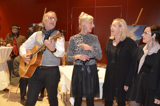 Julia Spieß (2. v. l.) und ihre musikalischen Freunde spielten erst im Film und dann nach der Vorpremiere noch live ein Ständchen.Fotos: Dähling