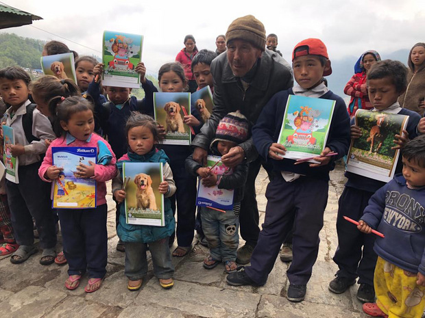 Nepalesische Schulkinder, die sich über Geschenke aus Tirol freuen.