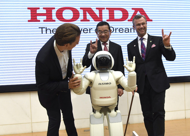 Sebastian Kurz (l.) und Minister Norbert Hofer beim Get-Together mit Roboter Asimo und Honda-CEO Takahiro Hachigo in Tokio.