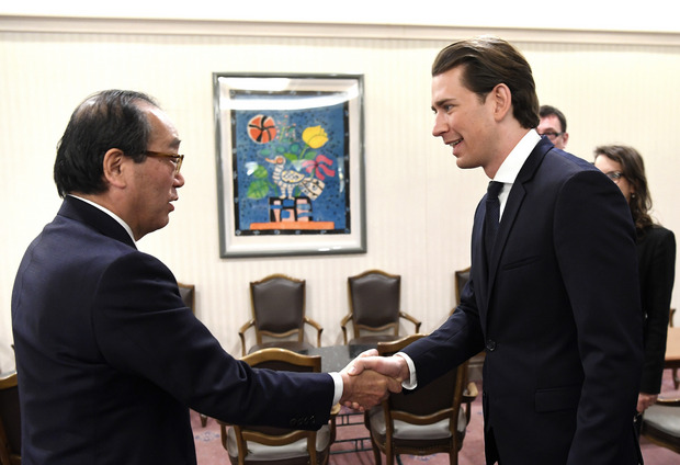 Der Bürgermeisters von Hiroshima Kazumi Matsui und Bundeskanzler Sebastian Kurz.