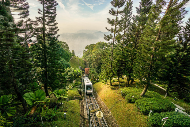 Mit der Standseilbahn – am Steuer Mister Anas – wird man hinauf auf den Penang Hill gebracht.