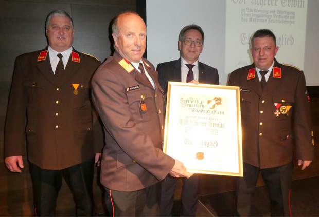 Kommandant-Stv. Sebastian Mayrhofer (l.), BM Martin Krumschnabel (3. v. l.) und Kommandant Hans-Peter Wohlschlager (r.) gratulierten Erwin Acherer zur Ehrenmitgliedschaft.