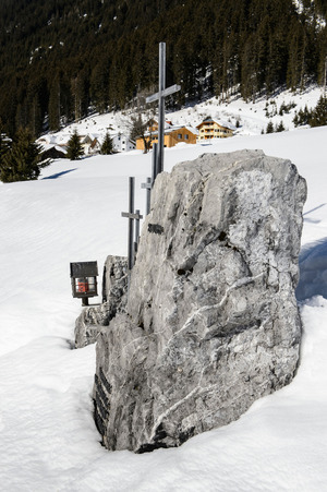 EIn Denkmal erinnert in Valzur an die Lawinenopfer.