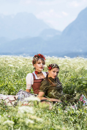 Mit Blumenschmuck und in Hoschek-Dirndln posierten Lilli Brée, Tochter von „Vorstadtweiber“-Schreiber Ulli Brée, und Antonia Moretti im Landidyll.