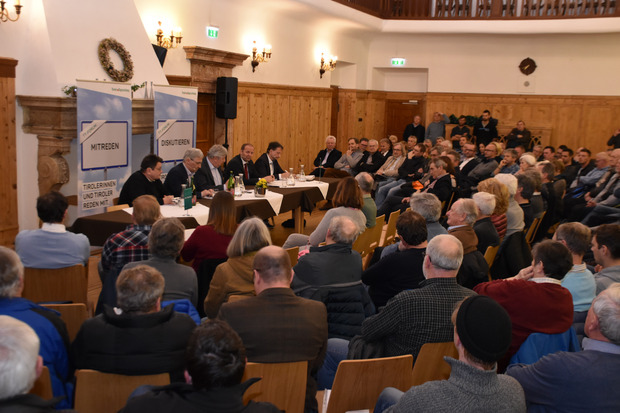 Der Festsaal in der LLA Rotholz war Dienstagabend fast bis auf den letzten Platz gefüllt. Das Interesse der Bürger war groß. Auch BM Josef Hausberger (Eben) und TVB-Obmann Johannes Entner saßen im Publikum.