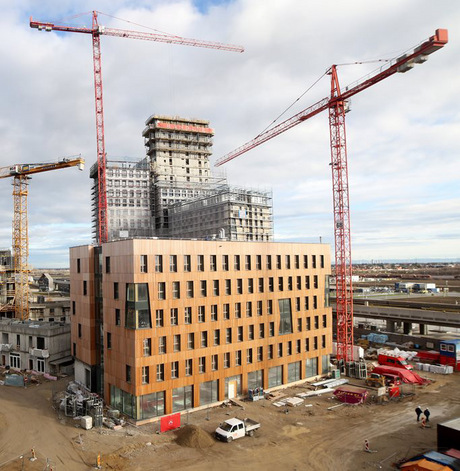 Das „HoHo“ in Wien (beim Bau) hat 24 Geschoße und ist 84 Meter hoch.