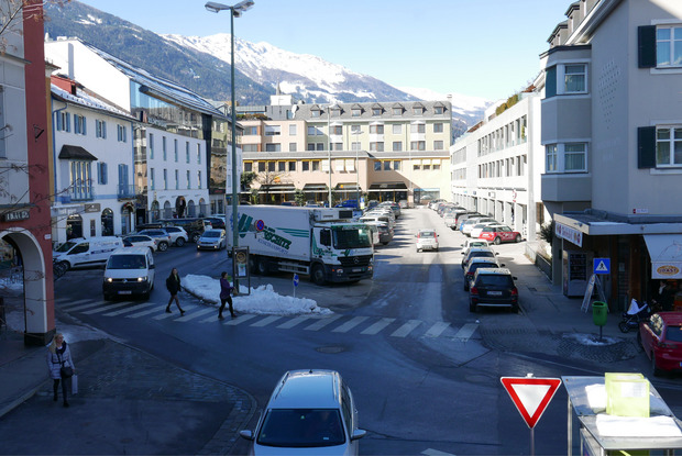 Der Platz mit der Garagenzufahrt.