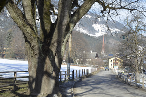Ein Gehsteig entsteht von der Sennerei Richtung Dorf.