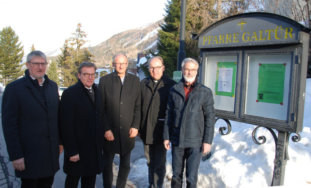Gemeinsam auf dem Weg zur Galtürer Pfarrkirche: TVB-Vorstand Hubert Wiltsche, LH Günther Platter, Bürgermeister Toni Mattle, Bischof Hermann Glettler und Diakon Karl Gatt (v. l.).