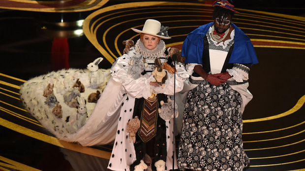 Die Schauspieler Melissa McCarthy und Brian Tyree Henry präsentierten den Oscar für die besten Kostüme - und warfen sich passend dazu im Schale. Dem Publikum gefiel's, es wurde viel gelacht.