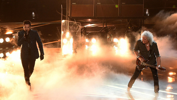 Brian May und Adam Lambert eröffneten die Oscar-Gala mit den Queen-Hits "We Will Rock You" und "We Are the Champions".