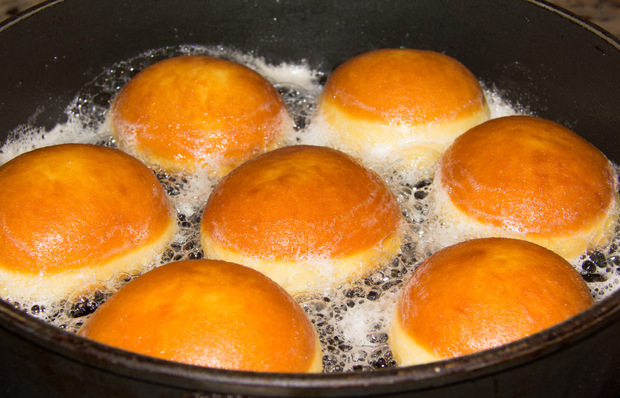 Traditionell werden die süßen Faschingskrapfen beidseitig in heißem Schmalz frittiert (u. r.) und davor – siehe Rezept – oder danach mit Marillenmarmelade gefüllt.