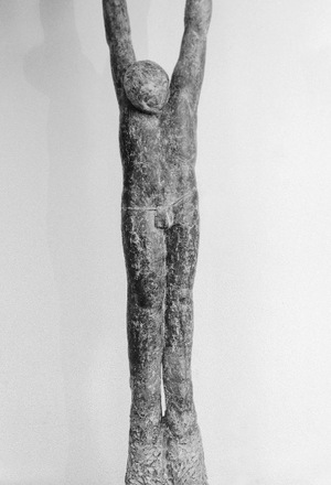 Der "Gekreuzigte" von Lois Anvidalfarei (1989) wird in der Pfarrkirche zu sehen sein