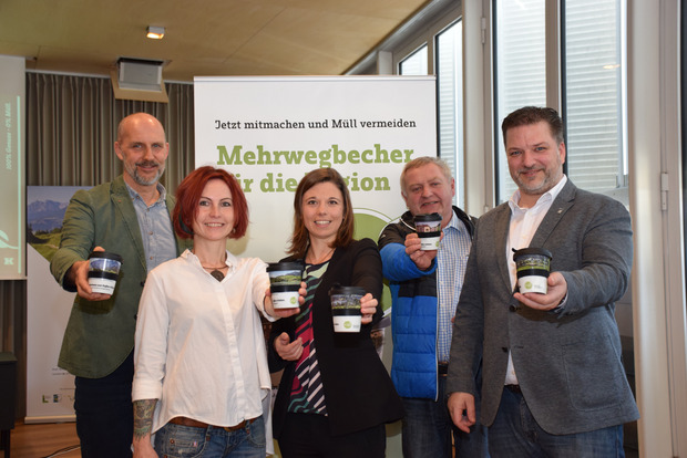 Umweltreferent Stefan Hohenauer, Initiatorin Birgit Pristauz, KUUSK-GF Melanie Steinbacher, Abfallberater Manfred Zöttl und Standortmarketing-GF Thomas Ebner hoffen, dass die ersten 5000 Becher schnell Anklang bei den Kaffeetrinkern finden.