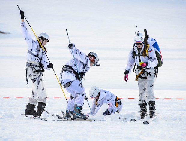 Russland schickte heuer erstmals ein Frauenteam ins Rennen. Diese vier Athletinnen suchen nach einem vergrabenen Gegenstand.