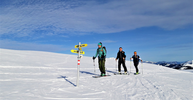 Nach dem langen Aufstieg im Schatten freut man sich über die ersten Sonnenstrahlen am Schöntaljoch.