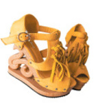 Die Lauten: Kaum ein Schuh ließe sich besser zu leichten Sommerkleidern kombinieren als diese gelben Exoten mit Holzabsatz. Darum toleriert Hannah, dass sie beim Gehen quietschen.