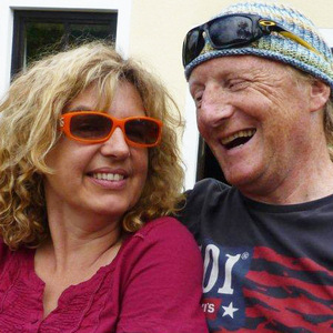 Die Englischlehrer Irene und Alex Macdonald präsentieren sich und ihr Englischkurs-Angebote online.