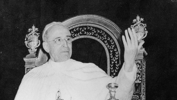 Papst Pius XII. wird beschuldigt, von der Judenvernichtung genauestens Bescheid gewusst, sie aber nicht öffentlich angeprangert zu haben.