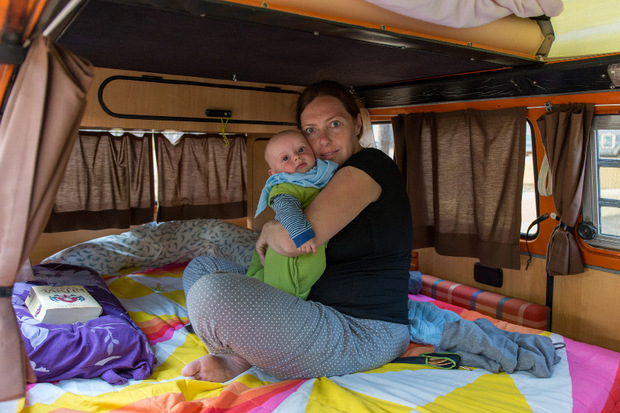 Der wenige Platz im Bulli störte Marcus Haids Frau und seinen damals viermonatigen Sohn (oben rechts) nicht.