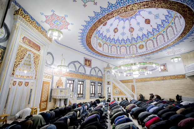 Göttliches Gebot: Der heilige Fastenmonat Ramadan verschiebt sich nach dem islamischen Mondkalender jedes Jahr um ca. zwei Wochen. Bis Sonnenuntergang wird auf Essen, Trinken, Rauchen und Sex verzichtet. Kranke, Schwangere und Kinder sind ausgenommen.