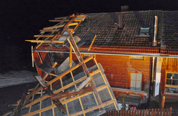 In Söll wurde in der Nacht auf Montag ein Bauernhaus durch den Sturm schwer beschädigt.