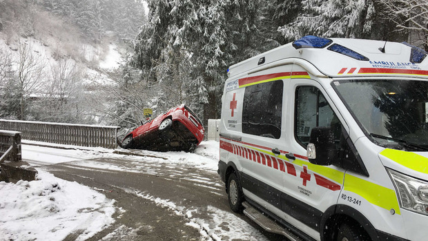 Bei Brandberg im Zillertal kam eine Lenkerin mit ihrem Auto von der Straße ab.