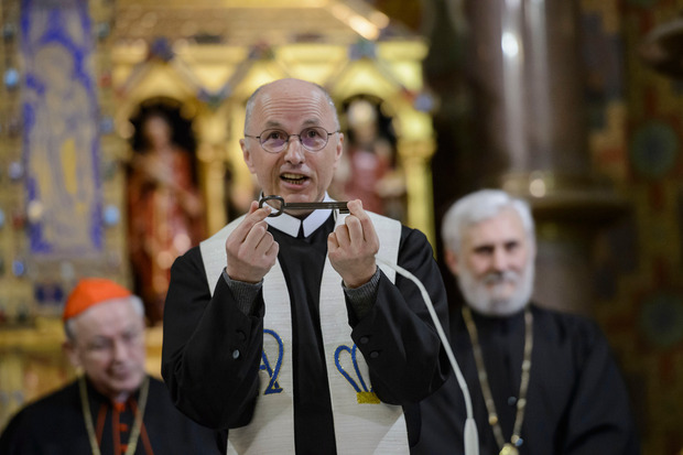 Kazimierz Starzyk vom Redemptoristenorden übergab den Schlüssel an die Vertreter der serbisch-orthodoxen Kirche.