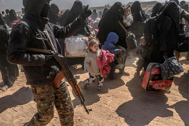 Frauen und Kinder werden aus Baghouz evakuiert.