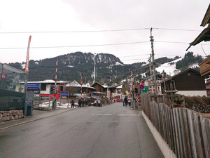 Der Hahnenkamm-Bahnübergang.