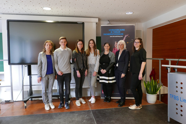 Direktorin Susanna Tasch (l.), Bezirkshauptfrau Olga Reisner und Anita Grauß-Auer (5. und 6. v. l.) unterstützen das Projektteam nach Kräften.
