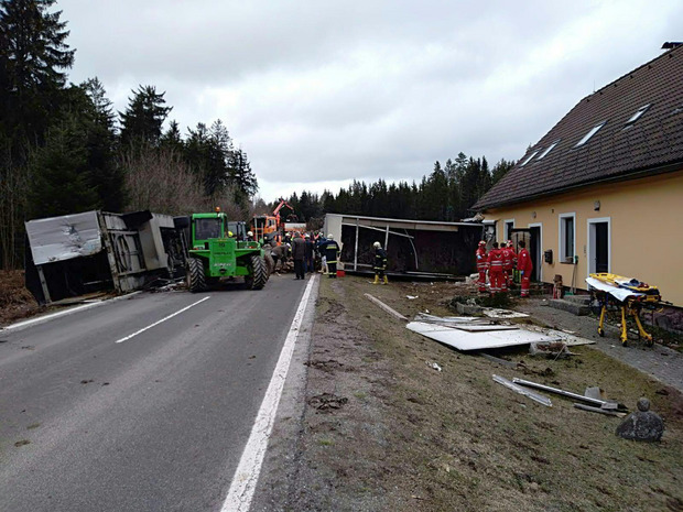 Der Lenker wurde schwer verletzt.