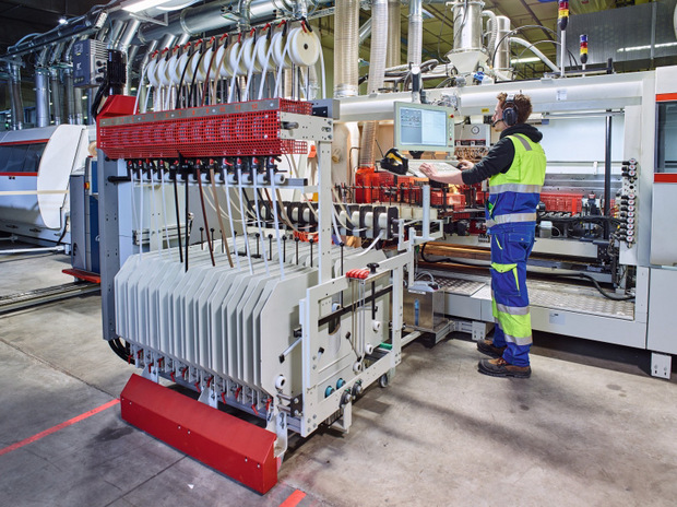 High-Tech im Einsatz: Auf der digitalen Kantenformatierungsanlage werden Spanplatten zu hochinnovativen Premiumprodukten veredelt.