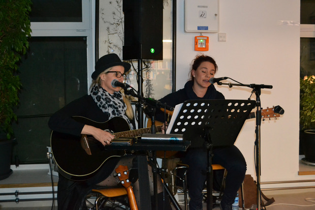 Das Duo „Lei 2“ mit Jenny und Mellie trug betont emotionale Musik vor.