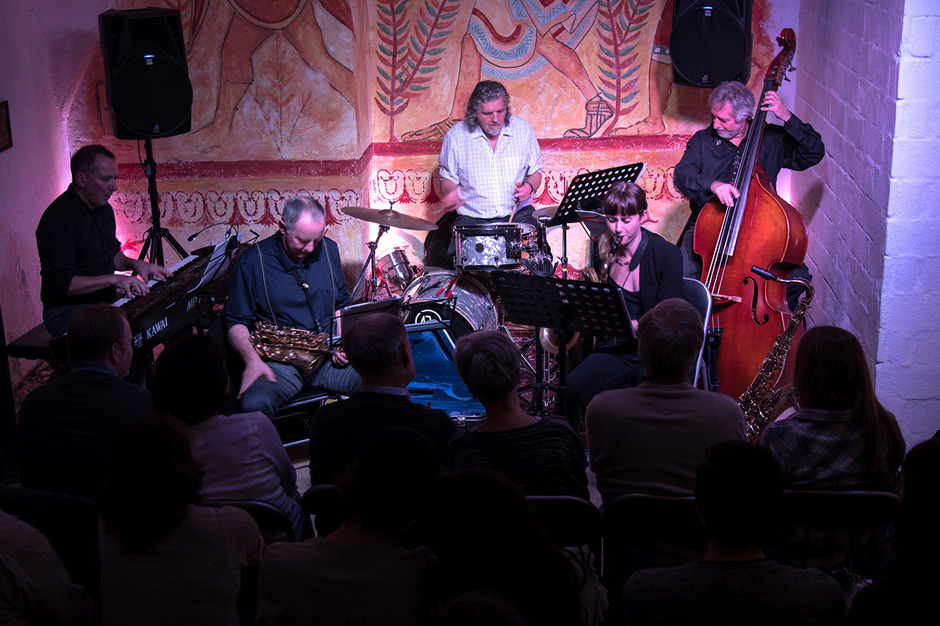 Mit seinem Quintett zelebriert Florian Bramböck (2. v. l.) am 14. März sein Geburtstagskonzert in Imst.