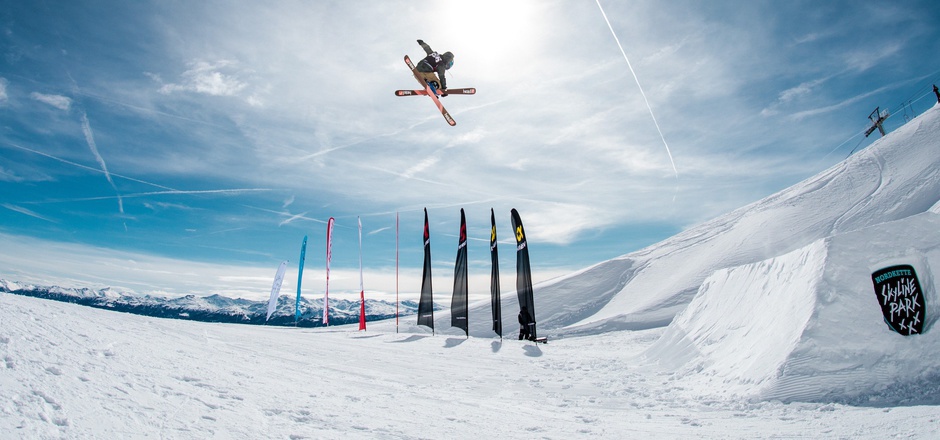 Flugshow vor blauem Himmel: Die Freeski-Rookies eroberten die Lüfte hoch über Innsbruck.