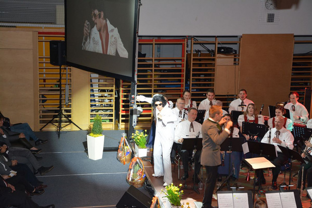 Elvis lebt – oder belebte zumindest den Saal beim Frühjahrkonzert der BMK Bruckhäusl.