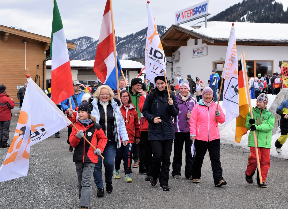 Einzug der Teilnehmer und Betreuer bei der Bergbahn Pillersee mit St. Ulrichs Bürgermeisterin Brigitte Lackner (2. von links).
