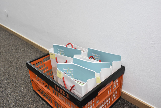Die für Lehrer (Bild) und Schüler vorbereiteten Unterlagen zur Demokratiewerkstatt blieben unberührt im Sitzungssaal.